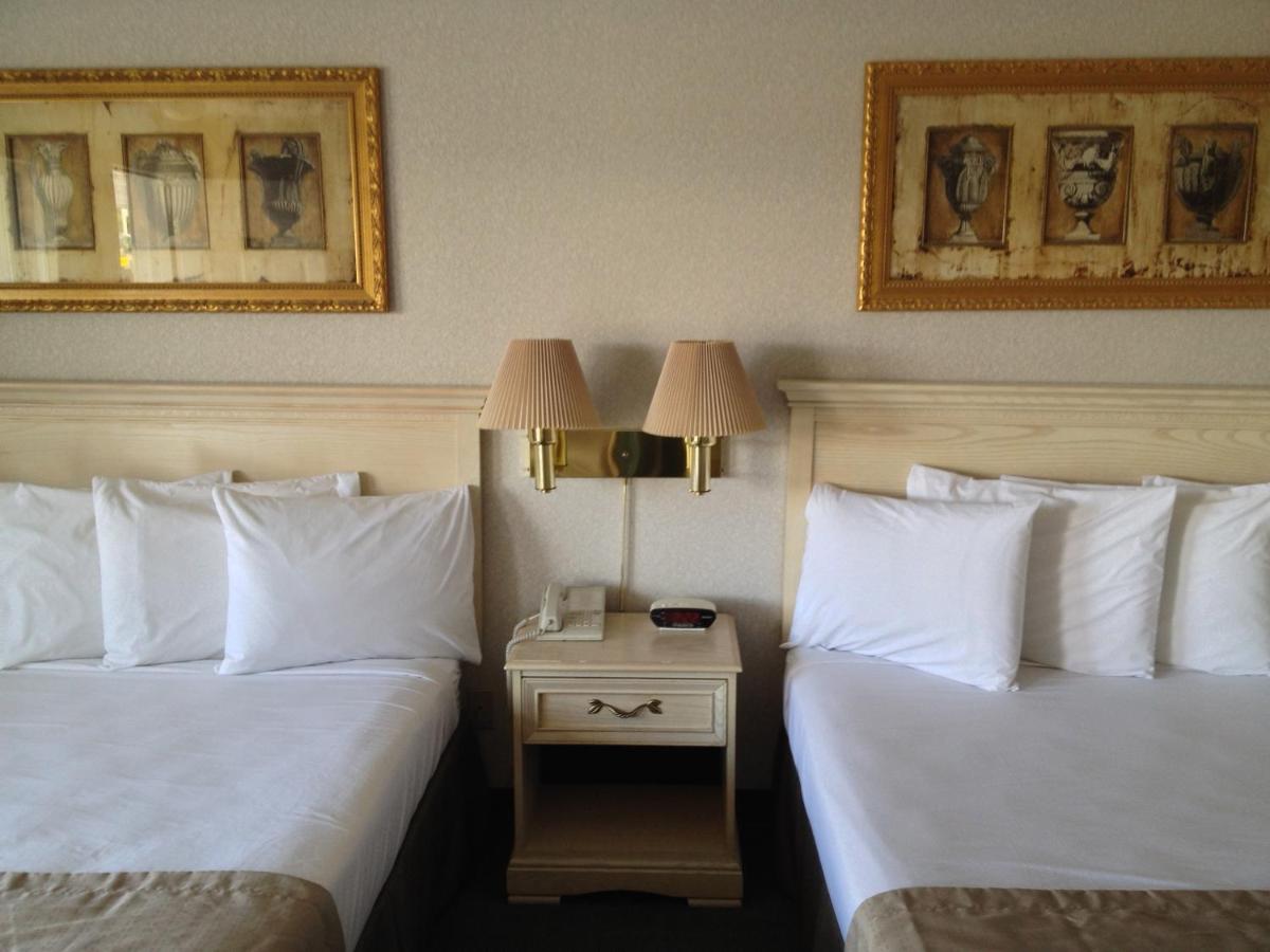 Standard Queen Room with Two Queen Beds at Parkside Inn Bridgeview