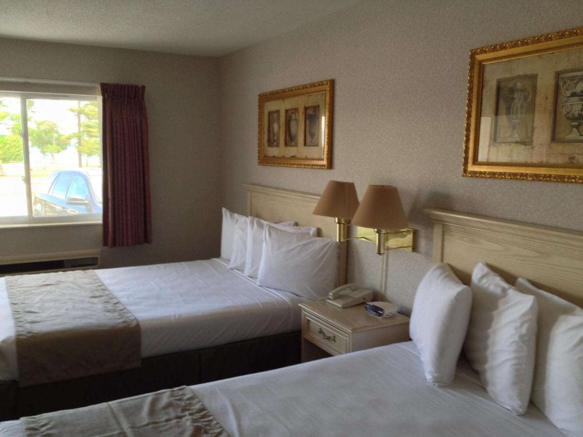 Queen Room with Two Queen Beds - Lake View at Parkside Inn Bridgeview