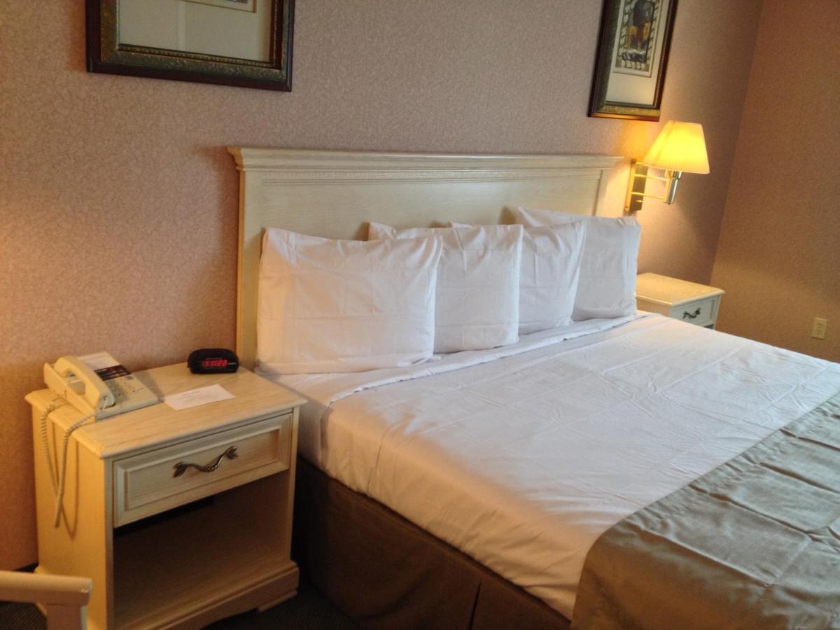 Standard King Room at Parkside Inn Bridgeview