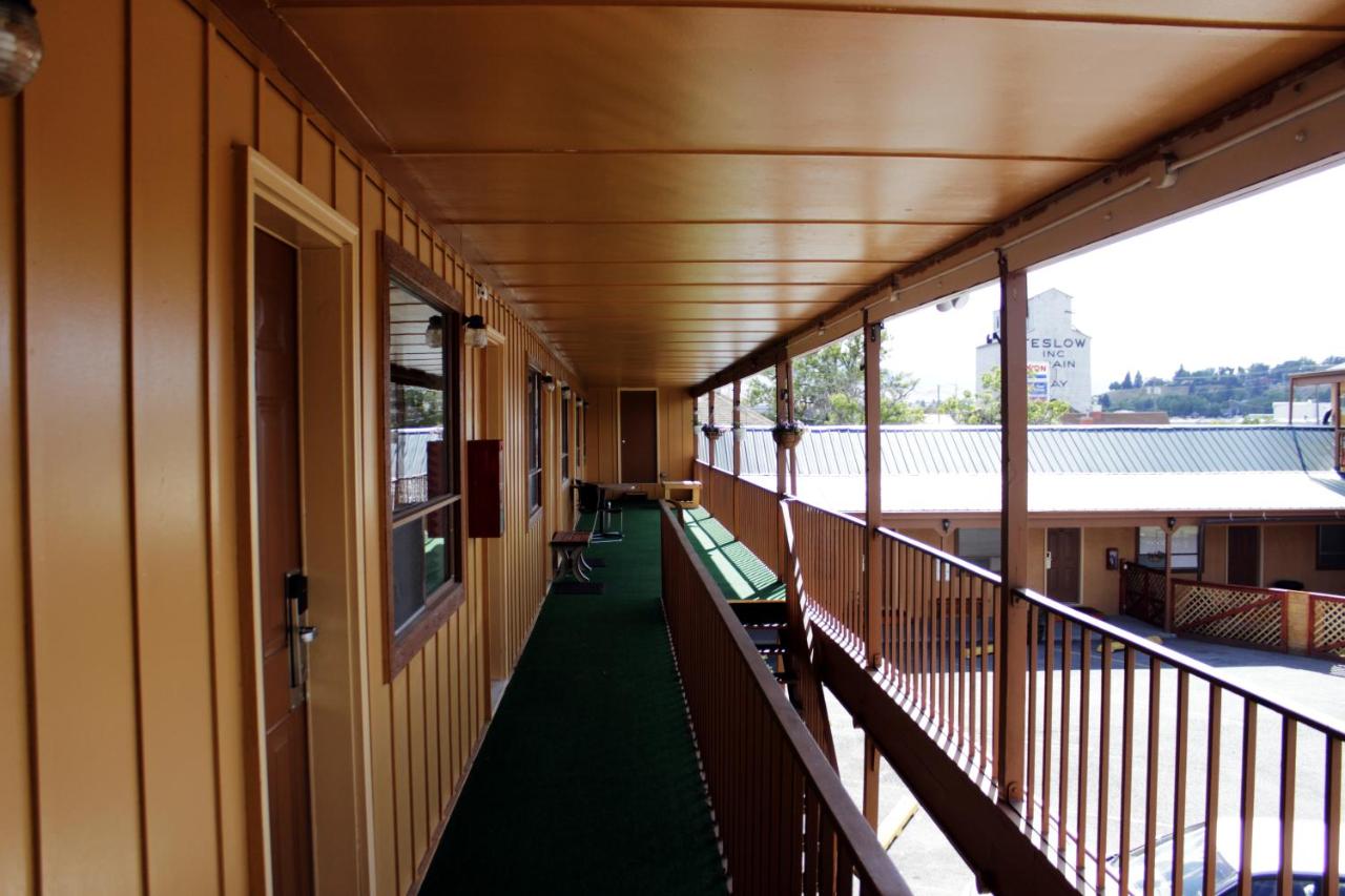 | Country Motor Inn