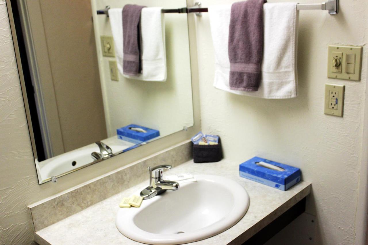 | Country Motor Inn