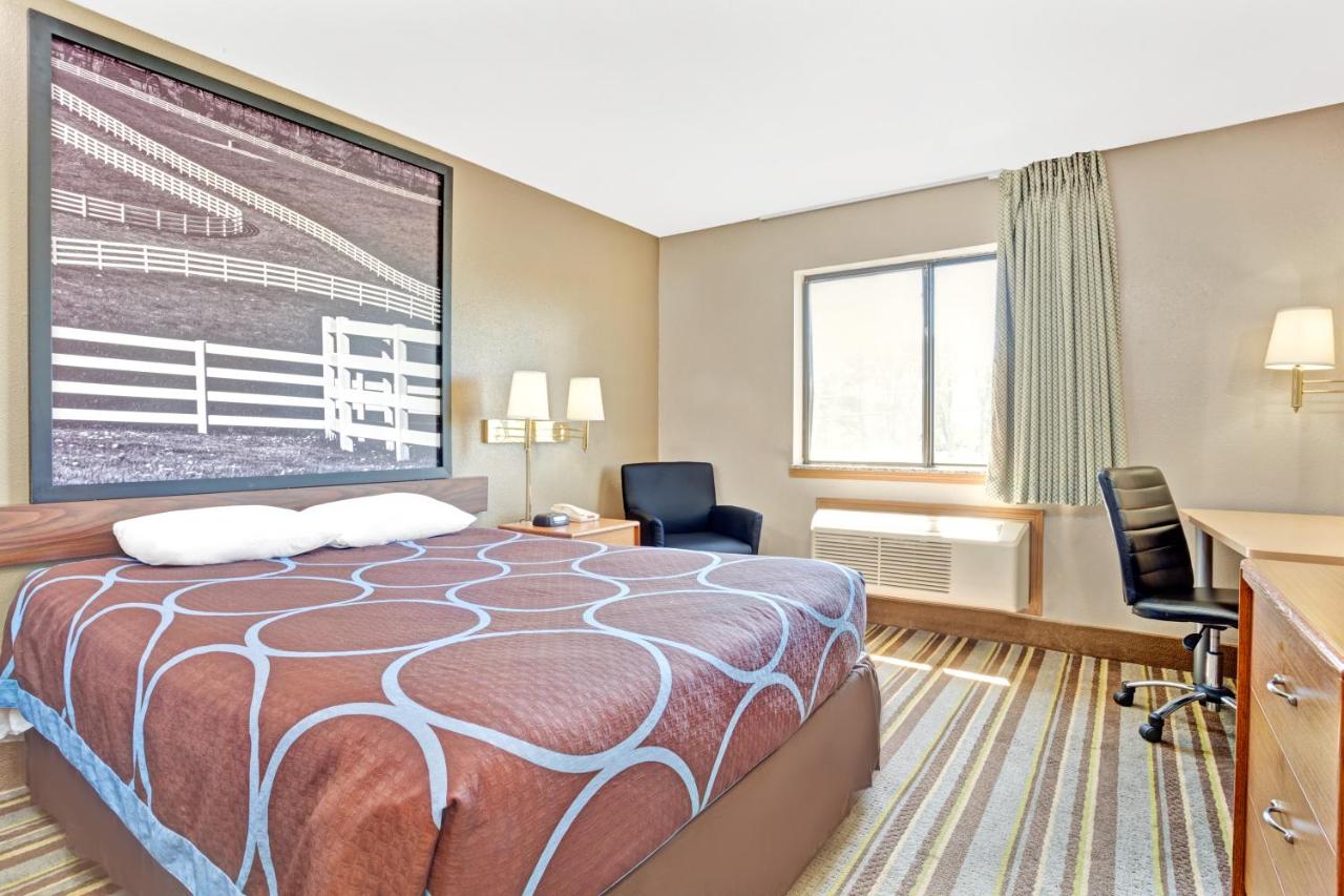 | Super 8 by Wyndham Louisville Airport