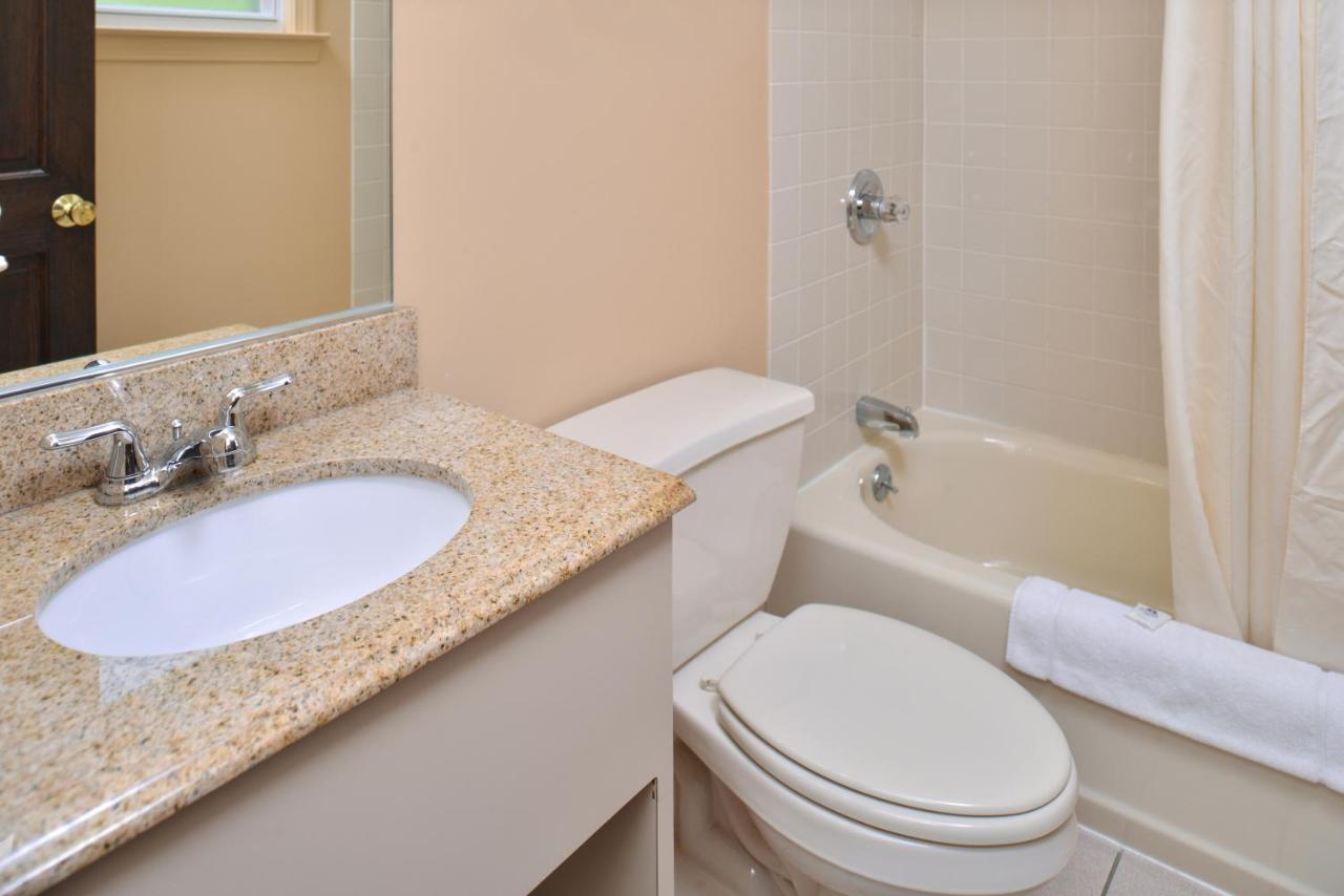 | Golden Hill Inn-Danbury