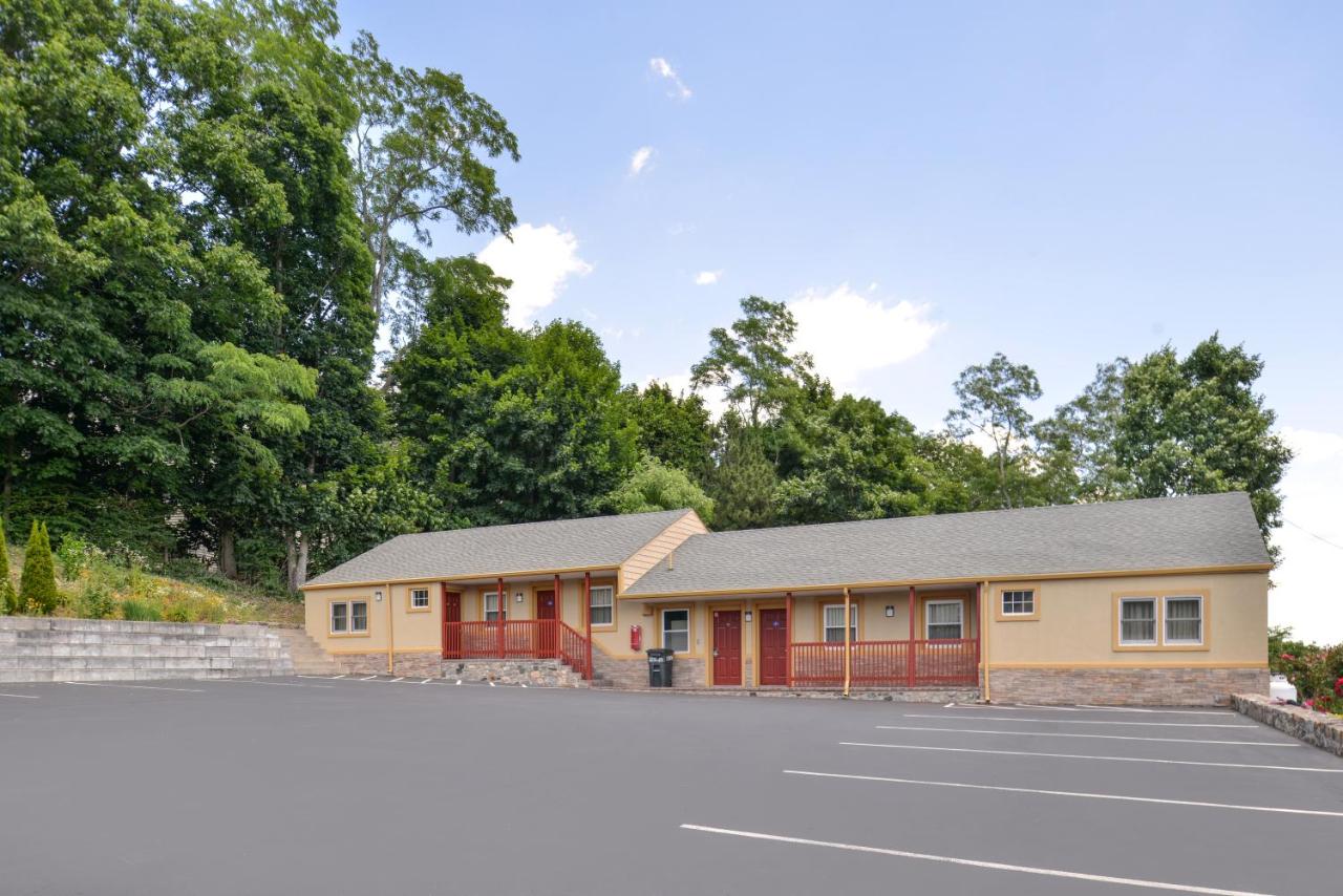 | Golden Hill Inn-Danbury
