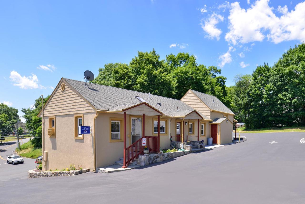 | Golden Hill Inn-Danbury