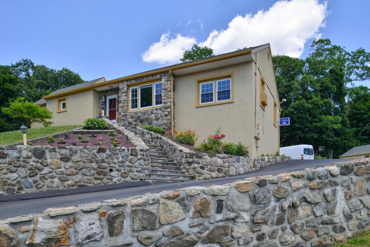 | Golden Hill Inn-Danbury