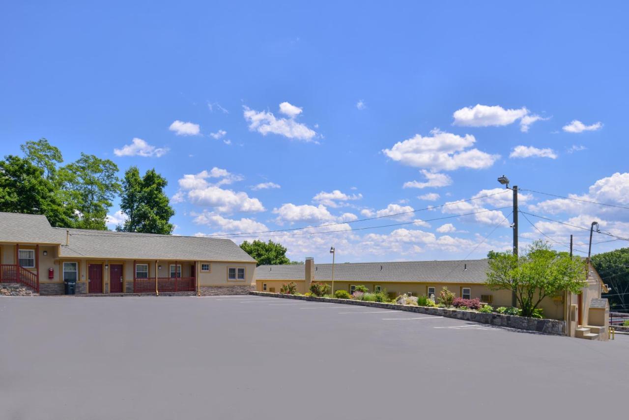| Golden Hill Inn-Danbury