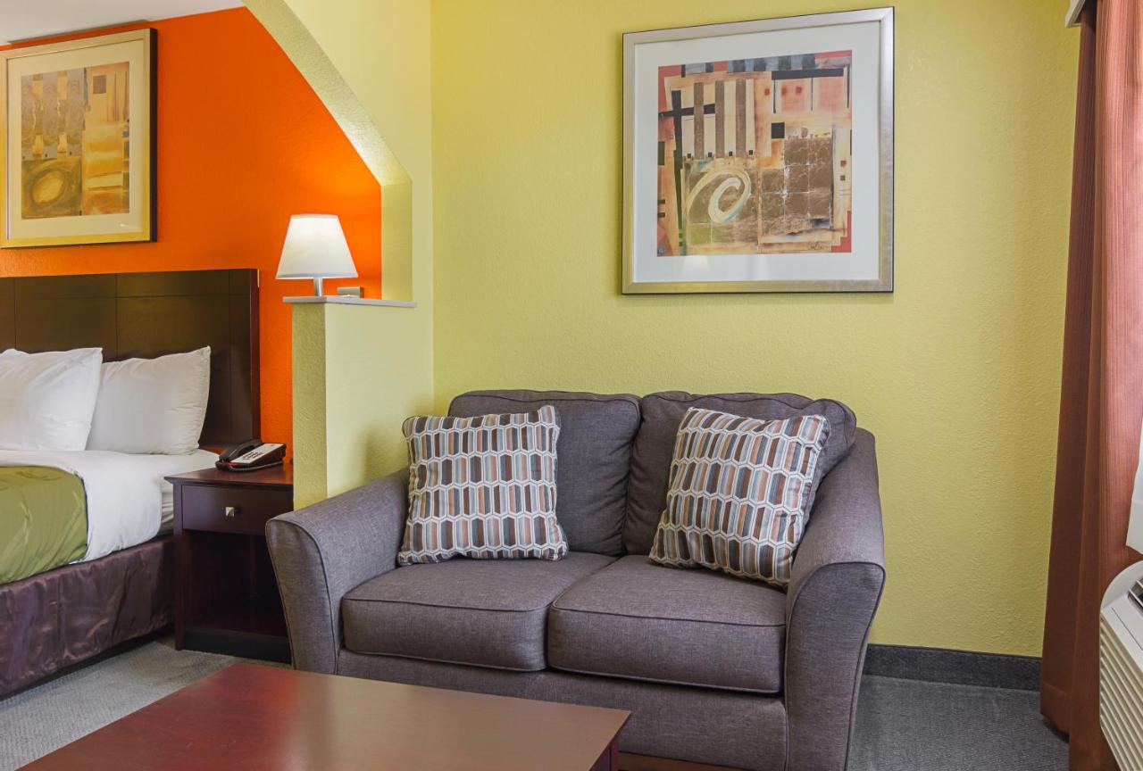 King Room - Non-Smoking at Quality Inn Carthage