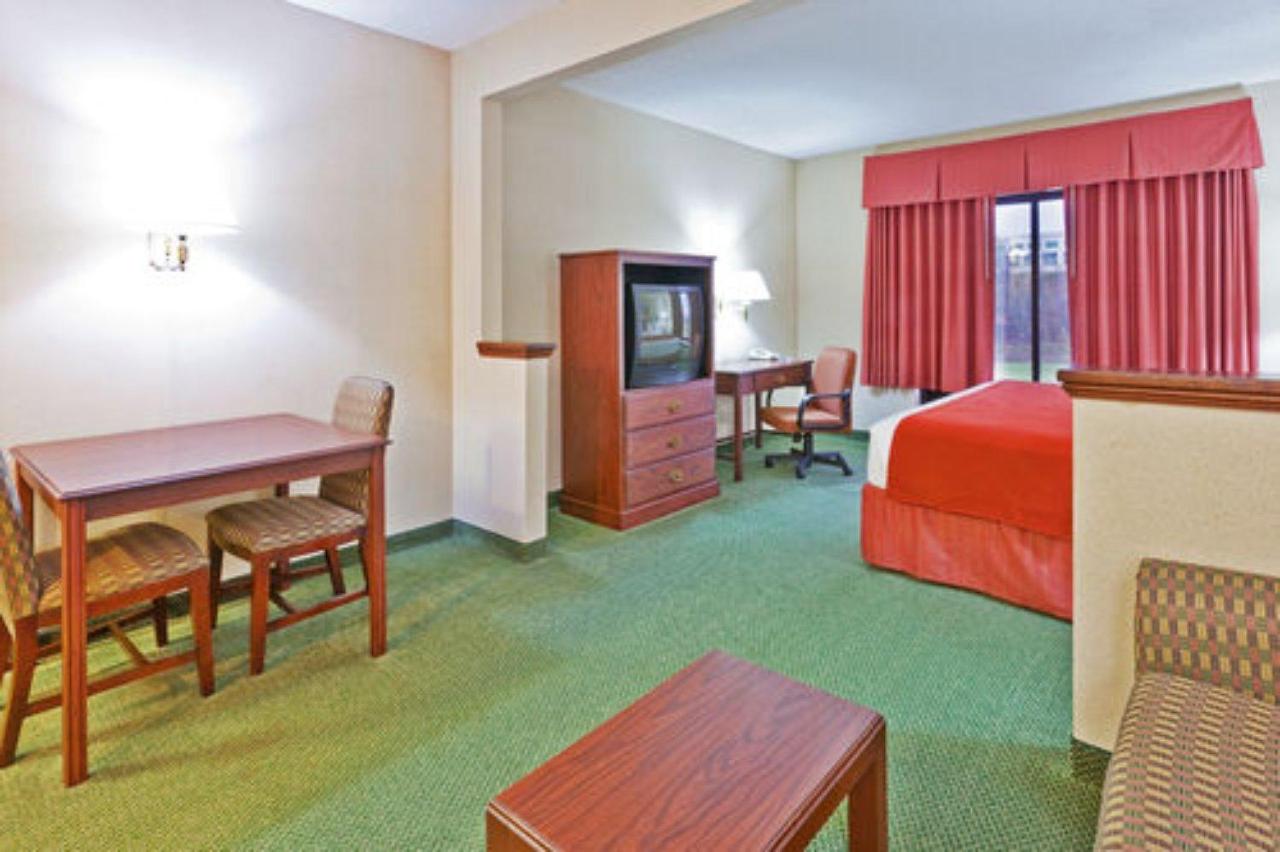 King Room with Roll In Shower - Non-Smoking at Spark by Hilton Paducah