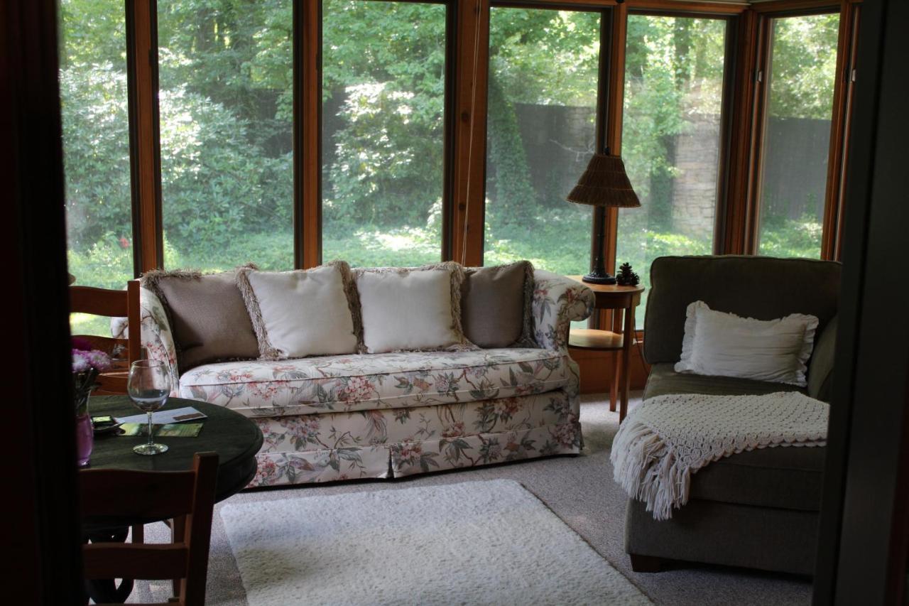 | The Inn at White Oak