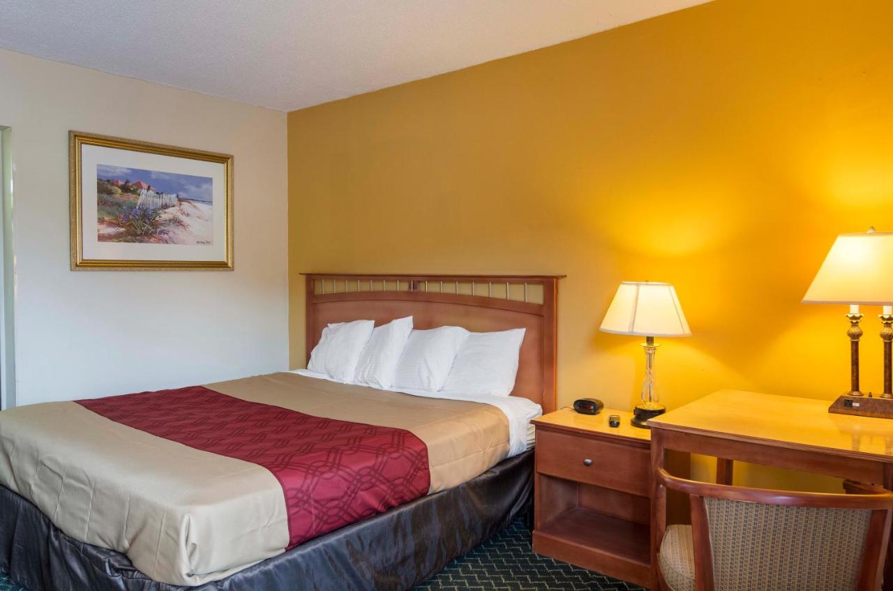 King Room - Non-Smoking at Econo Lodge Petersburg - Fort Lee