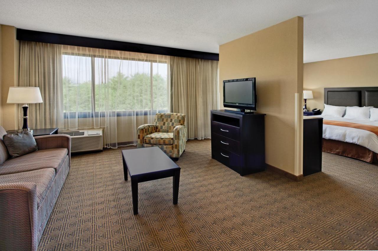 | Radisson Freehold