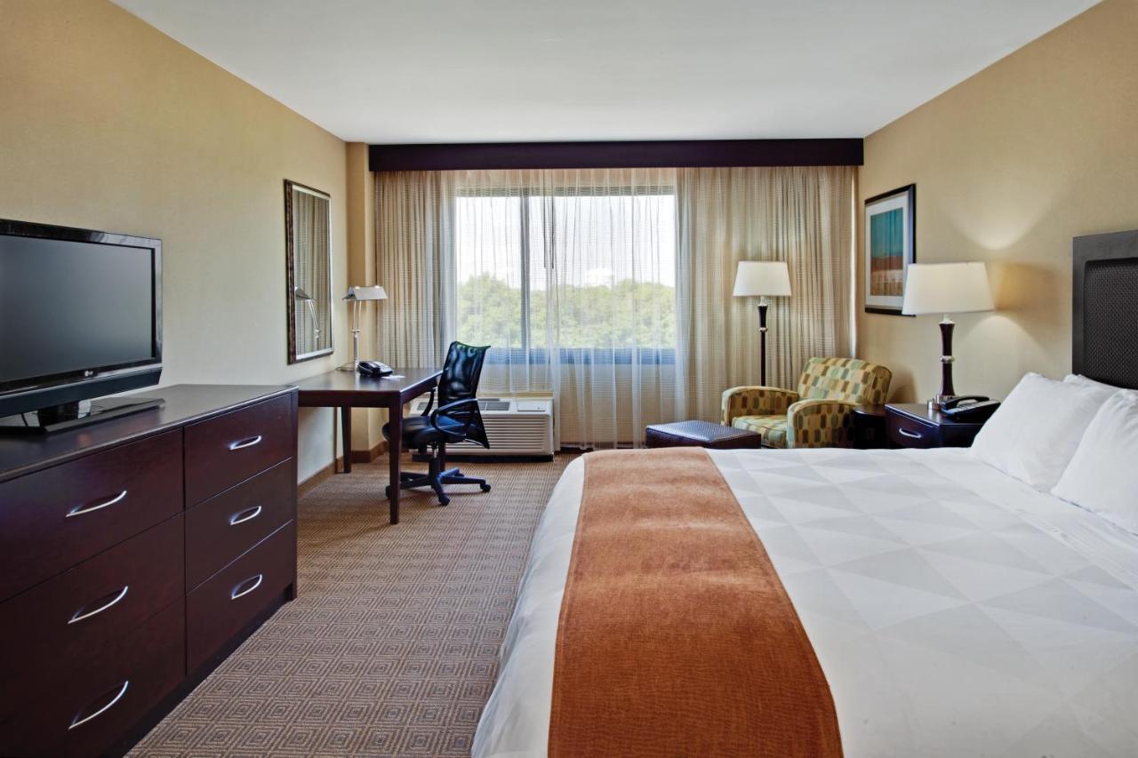 | Radisson Freehold