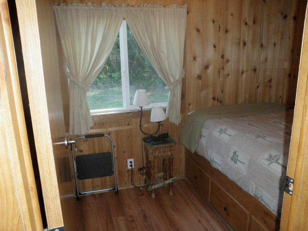 | Seaside Camping Resort One-Bedroom Cabin 6