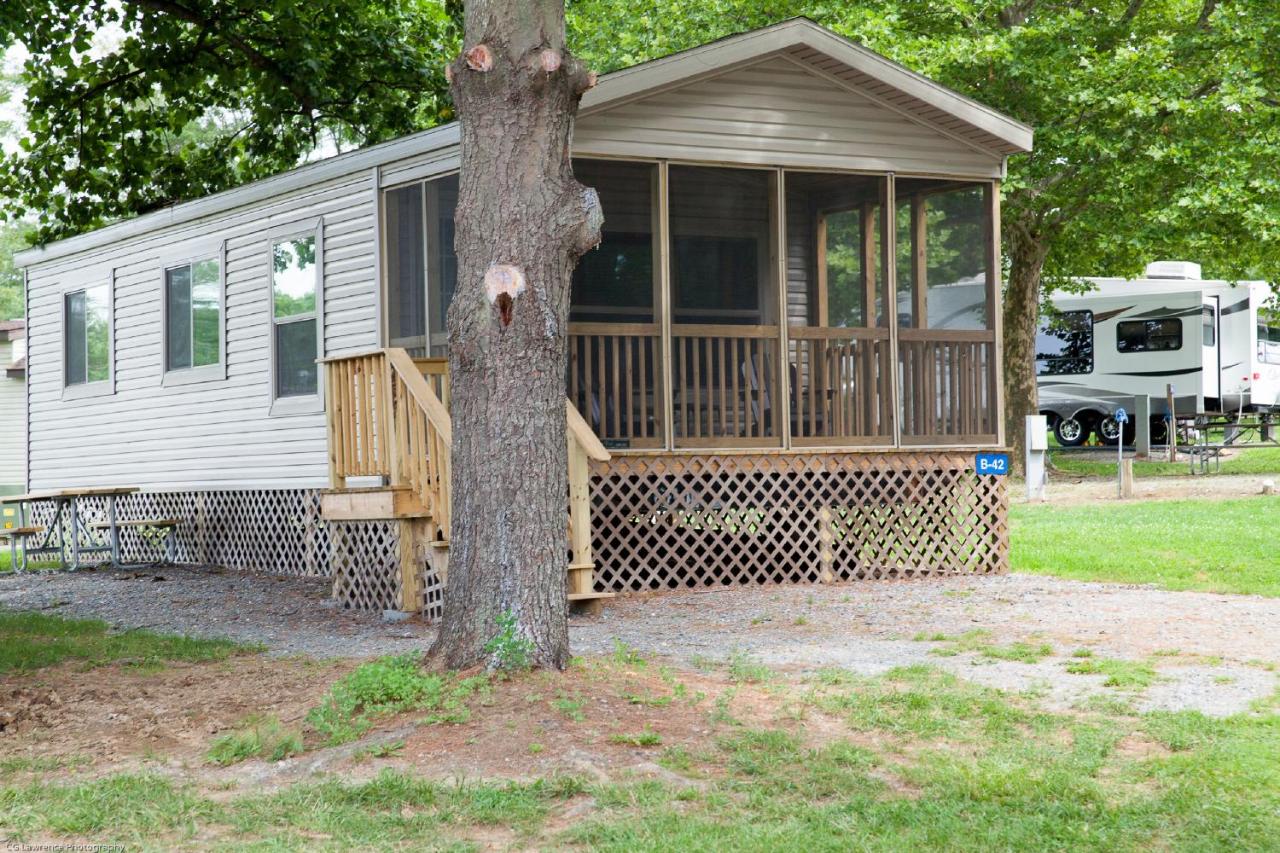 | Circle M Camping Resort Screened Park Model 27