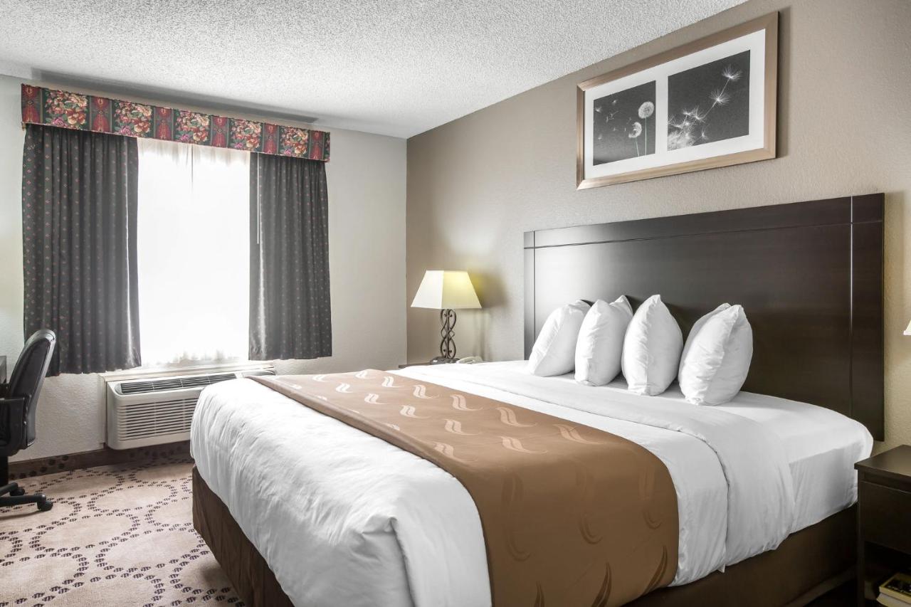 King Room with Roll-in Shower - Mobility Accessible/Non-Smoking at Quality Inn Stockbridge Atlanta South