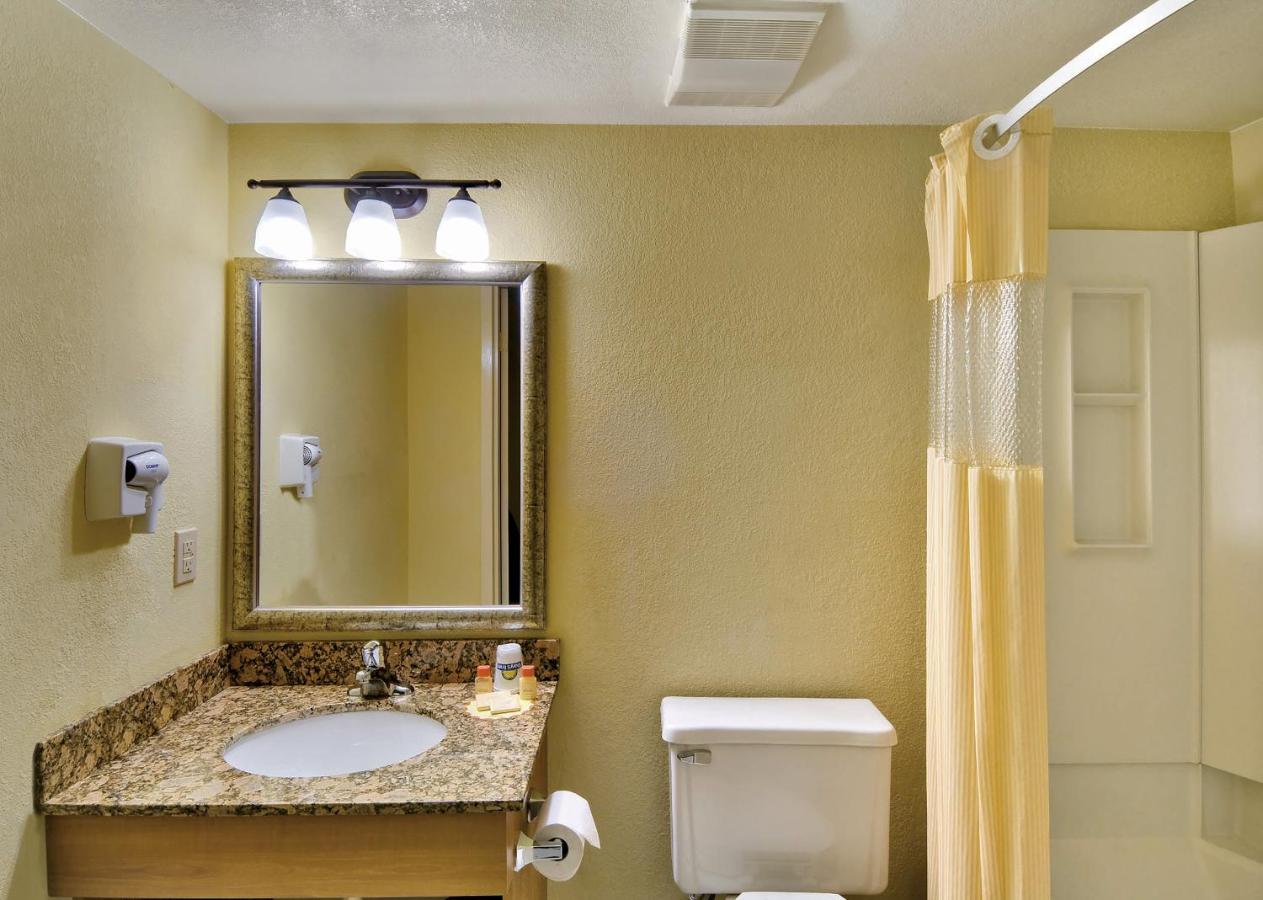 | Days Inn by Wyndham East Windsor/Hightstown