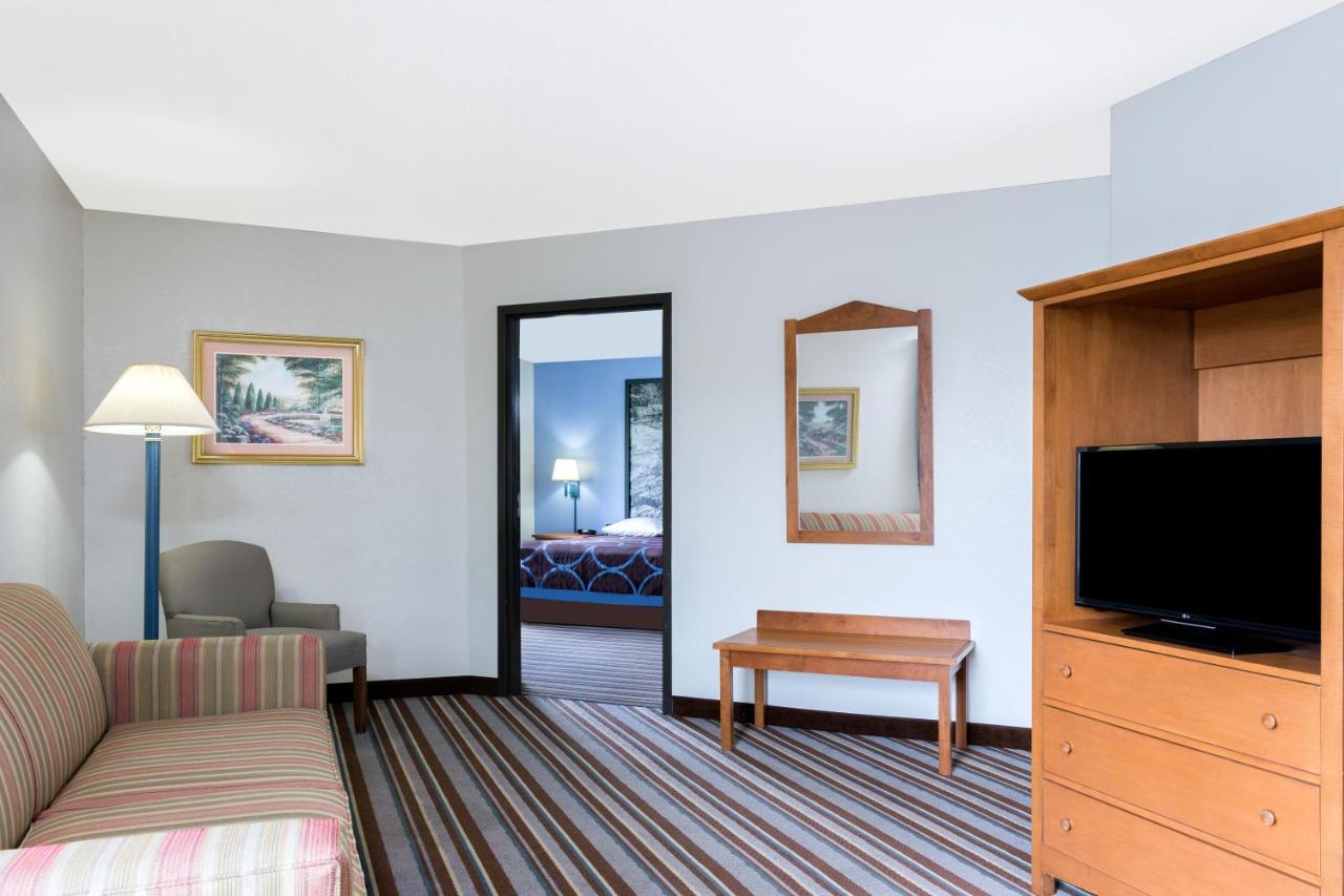 One-Bedroom King Suite - Non-Smoking at Super 8 by Wyndham Wisconsin Dells
