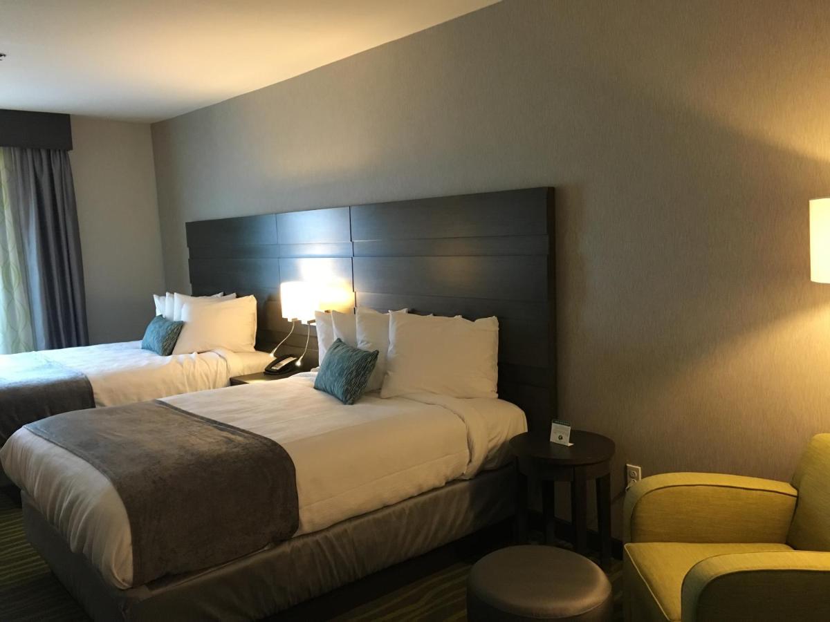 Queen Room with Two Queen Beds and Bath Tub - Mobility Access at Best Western Plus Prien Lake Hotel & Suites - Lake Charles