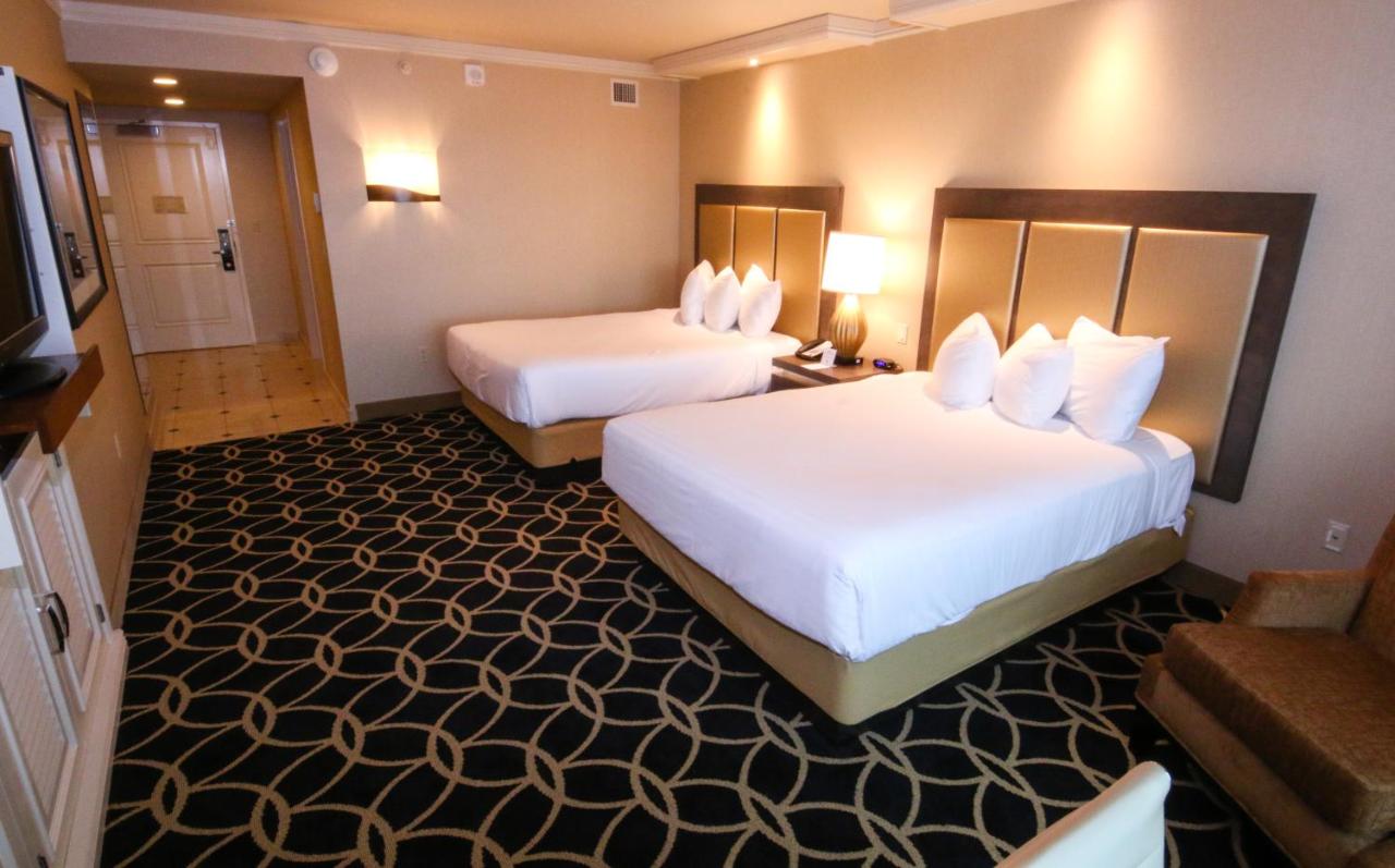Premium Queen Room - Non-Smoking at Hollywood Casino & Hotel St. Louis