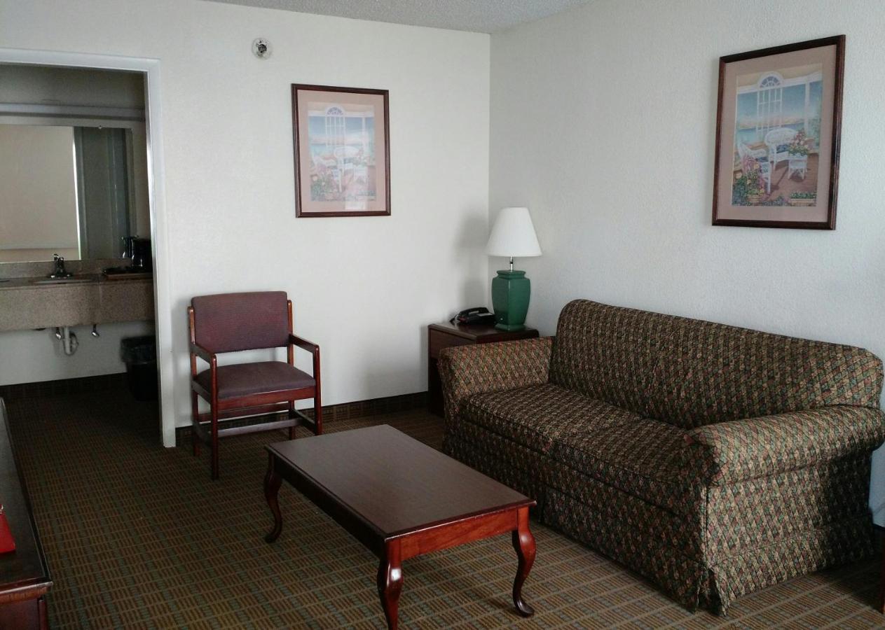 King Room - Non-Smoking at Econo Lodge Thomasville