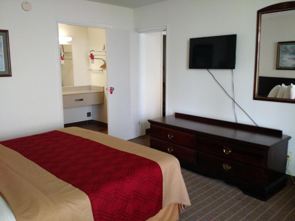 King Room - Non-Smoking at Econo Lodge Thomasville