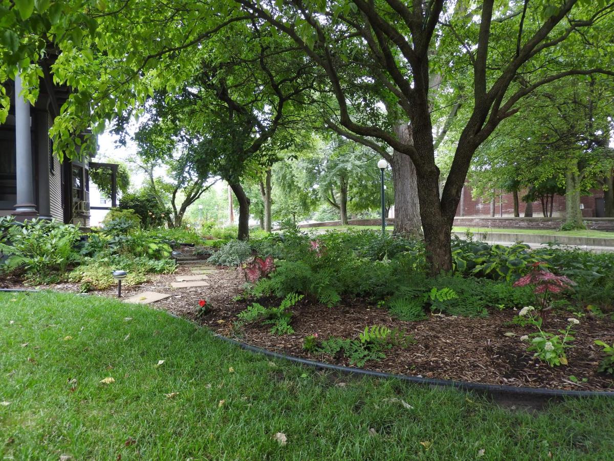 | Champaign Garden Inn