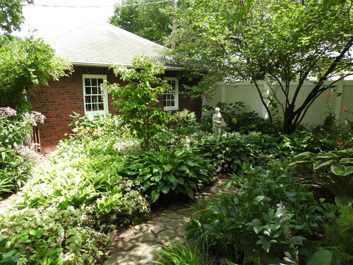 | Champaign Garden Inn