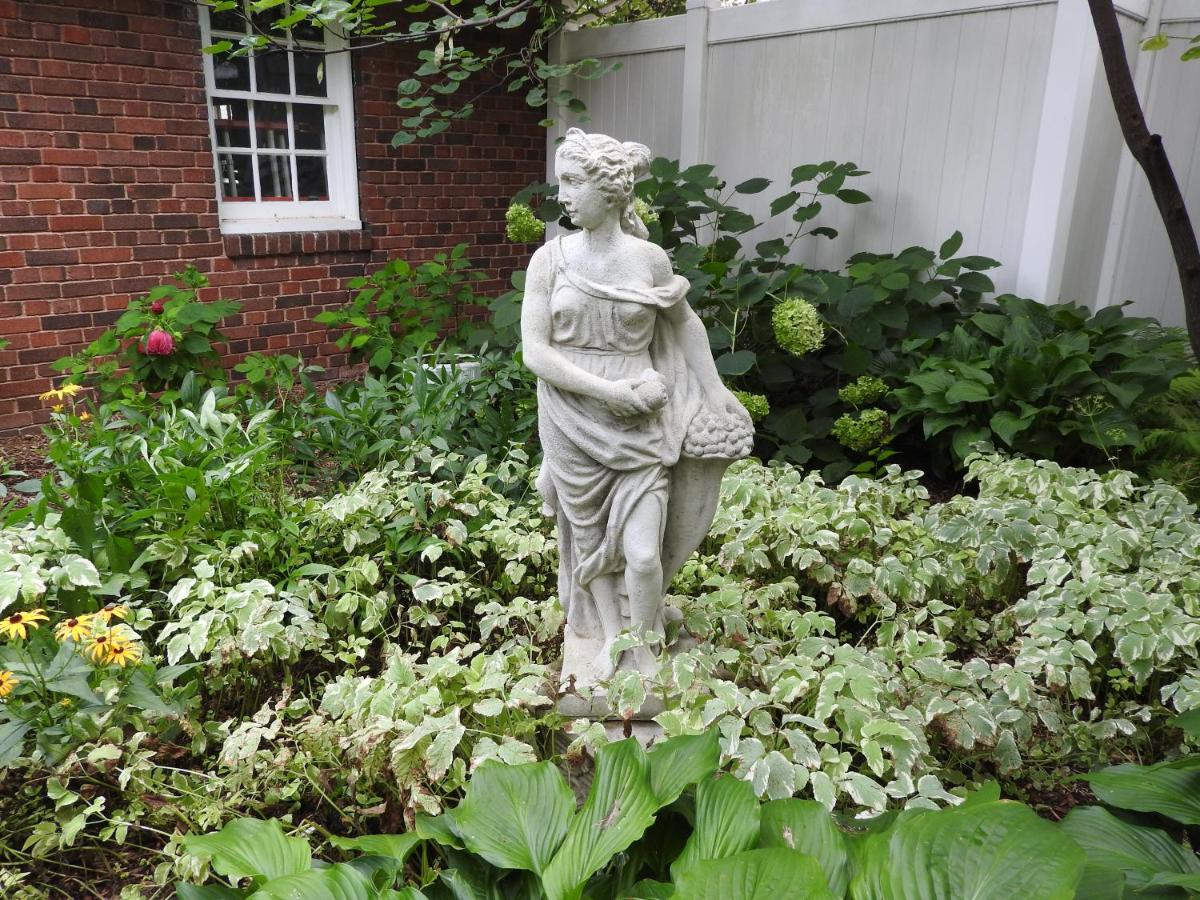 | Champaign Garden Inn