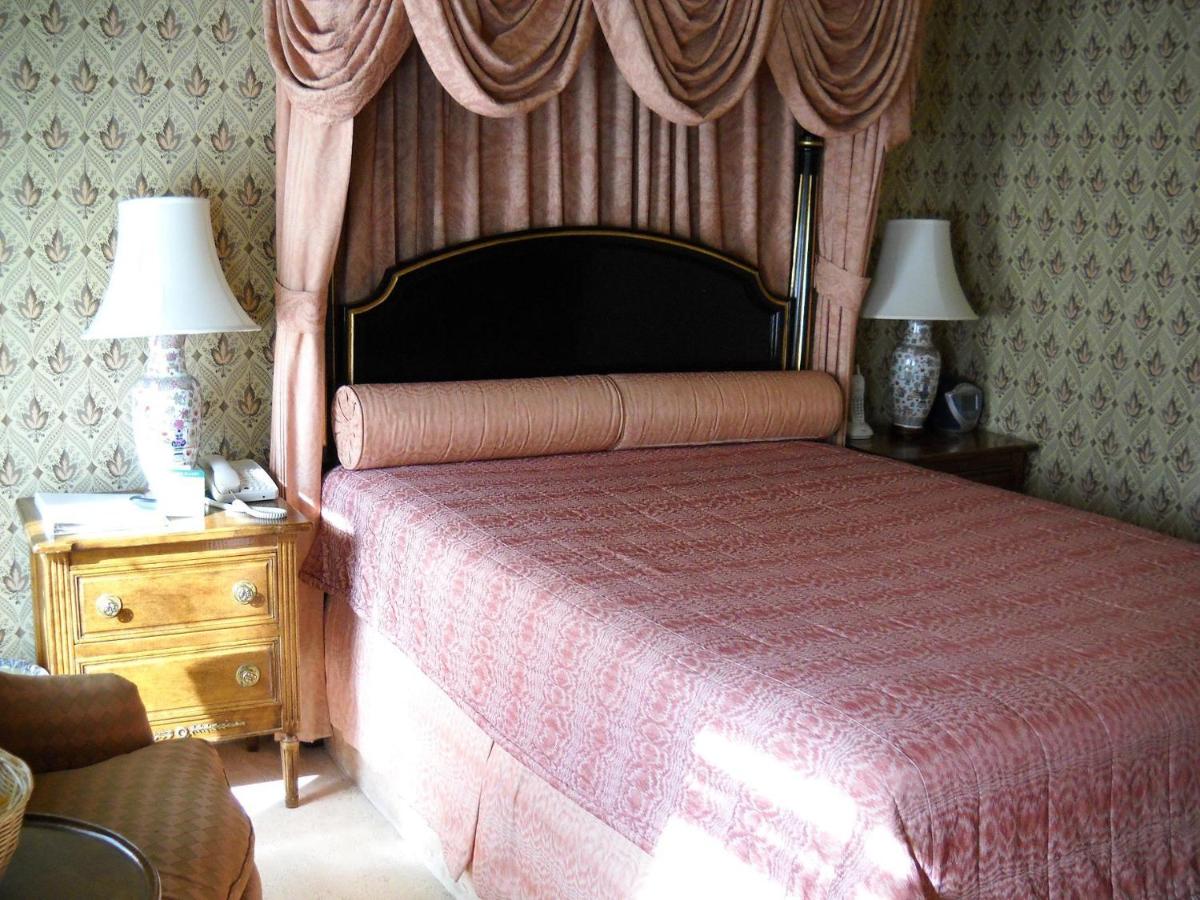 Standard Queen Room at Hotel Majestic