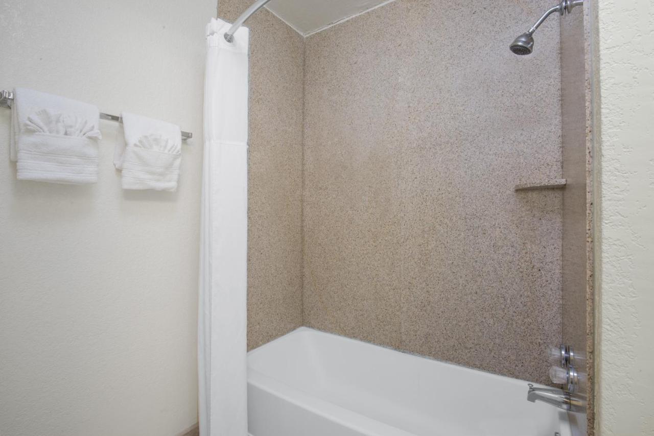 Deluxe king Studio Suite, Non-Smoking  at Days Inn & Suites by Wyndham Clovis