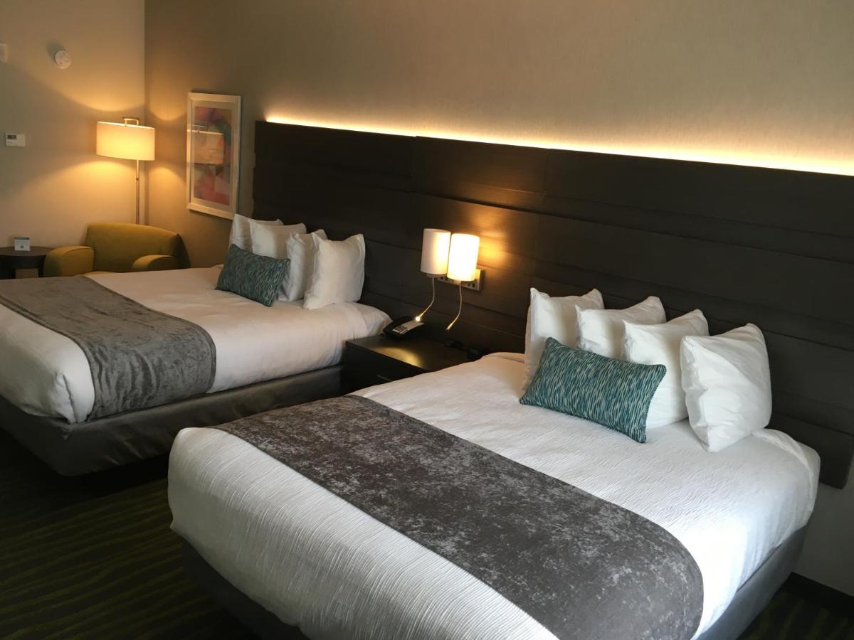 Queen Room with Two Queen Beds and Bath Tub - Mobility Access at Best Western Plus Prien Lake Hotel & Suites - Lake Charles