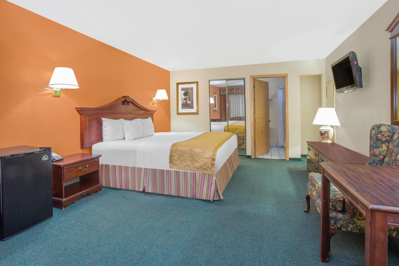 King Room - Non-Smoking at Days Inn & Suites by Wyndham Red Rock-Gallup