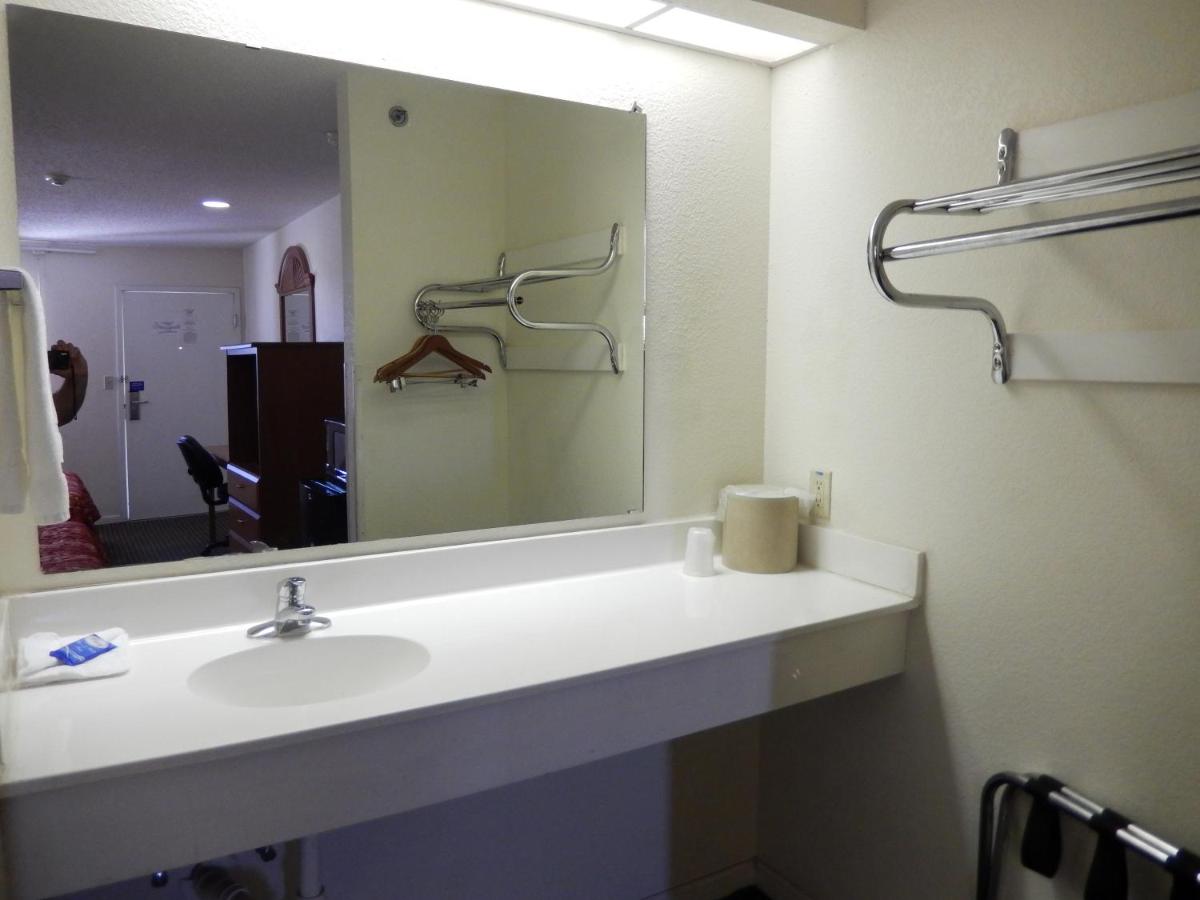 | Motel 6-Azle, TX