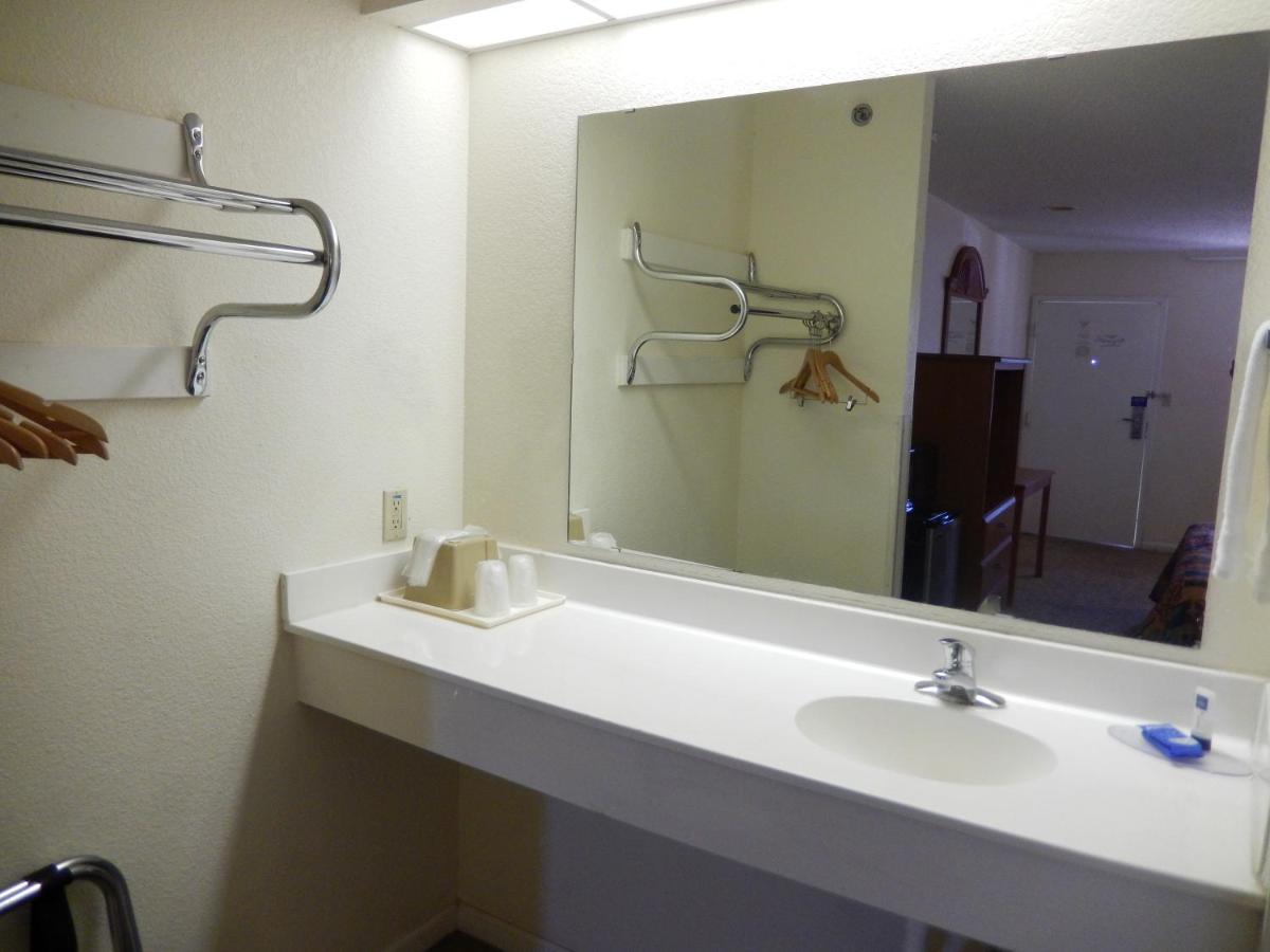 | Motel 6-Azle, TX