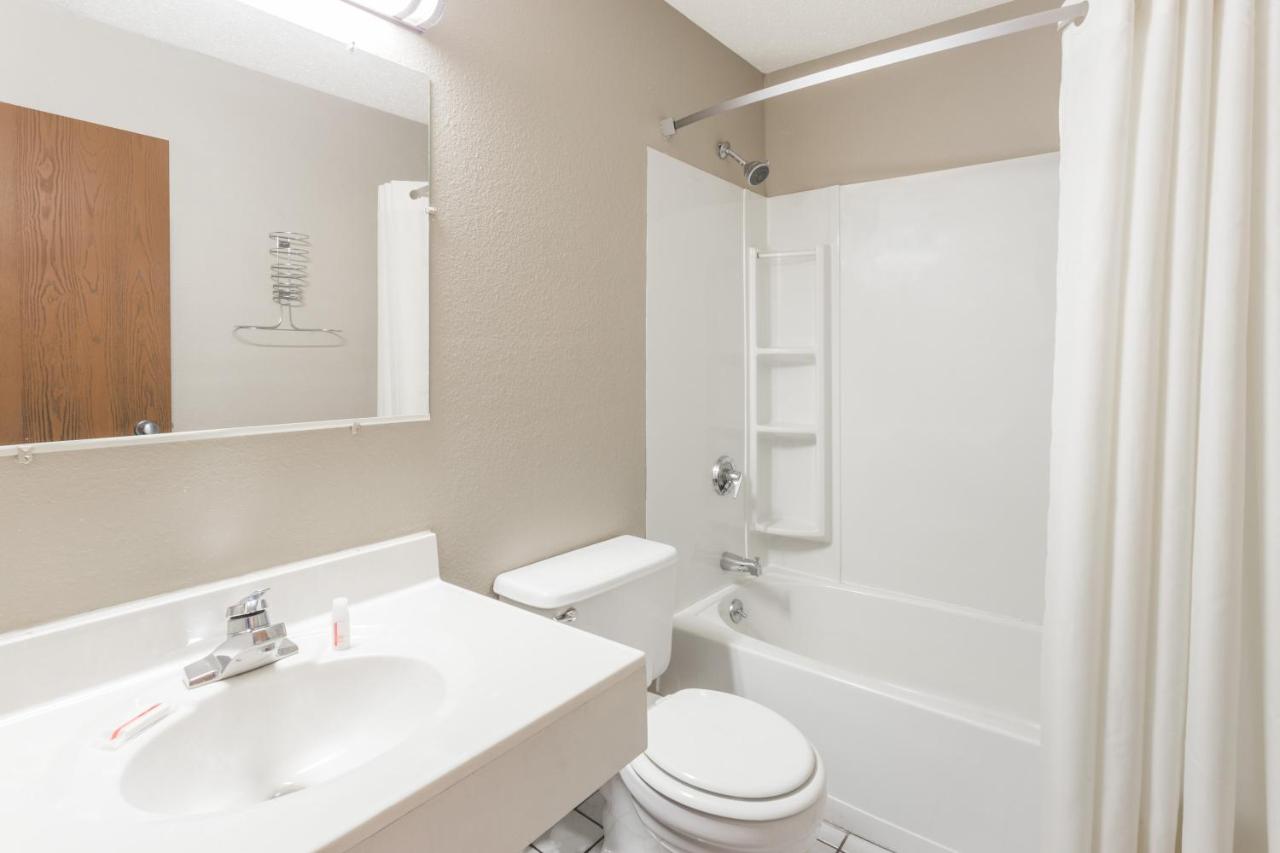 1 Queen Bed, Third Floor, Non-Smoking at Super 8 by Wyndham Kenosha/Pleasant Prairie