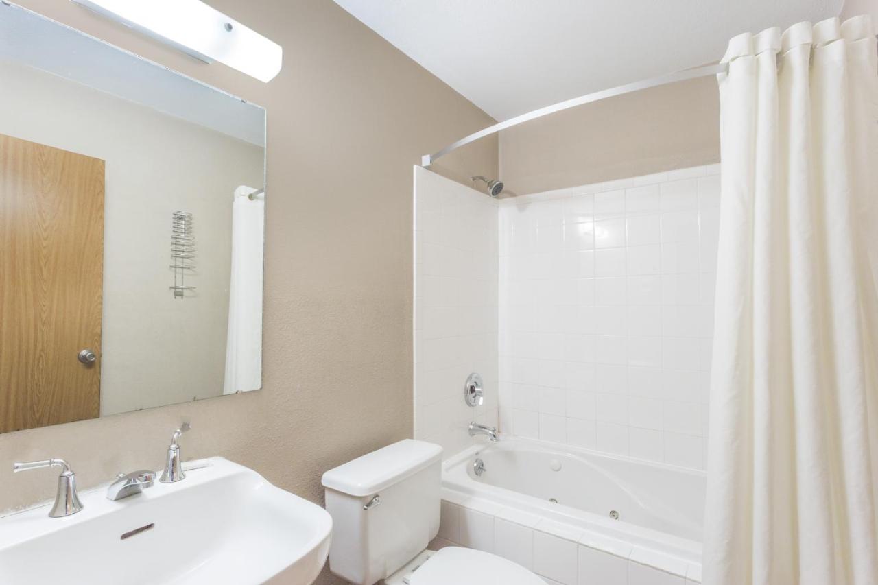 1 Queen Bed, Third Floor, Non-Smoking at Super 8 by Wyndham Kenosha/Pleasant Prairie