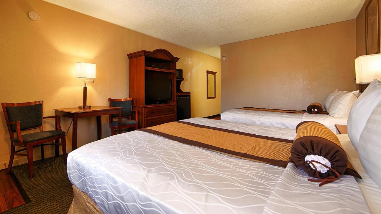 Queen Room with Two Queen Beds - Non-Smoking at Best Western Heritage Inn