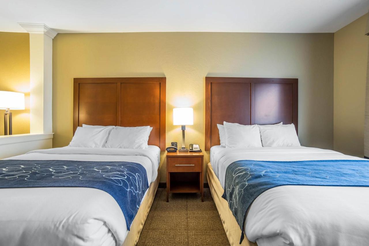 Queen Suite with Two Queen Beds at Comfort Suites Airport - University