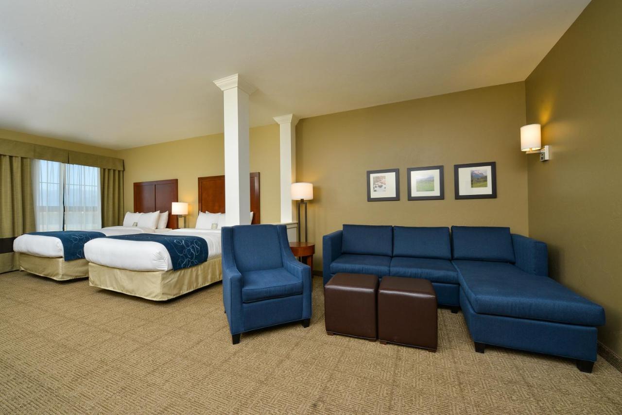 Queen Suite with Two Queen Beds at Comfort Suites Airport - University
