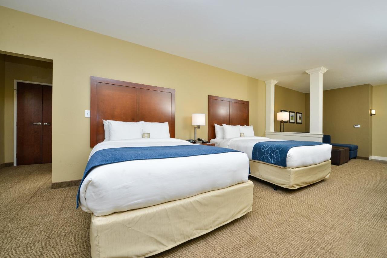 Queen Suite with Two Queen Beds at Comfort Suites Airport - University