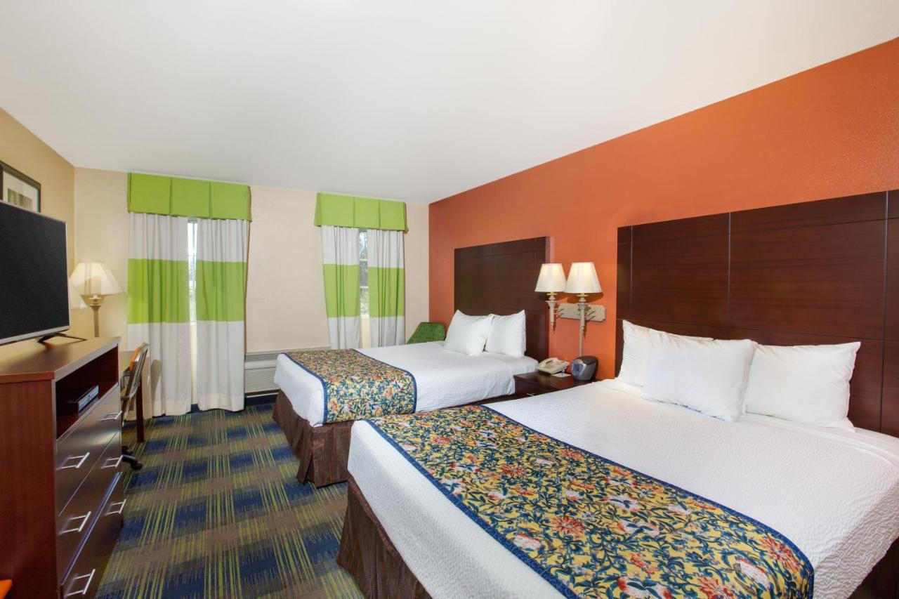 Queen Room with Two Queen Beds - Mobility/Hearing Access/Non-Smoking at Days Inn by Wyndham Fremont