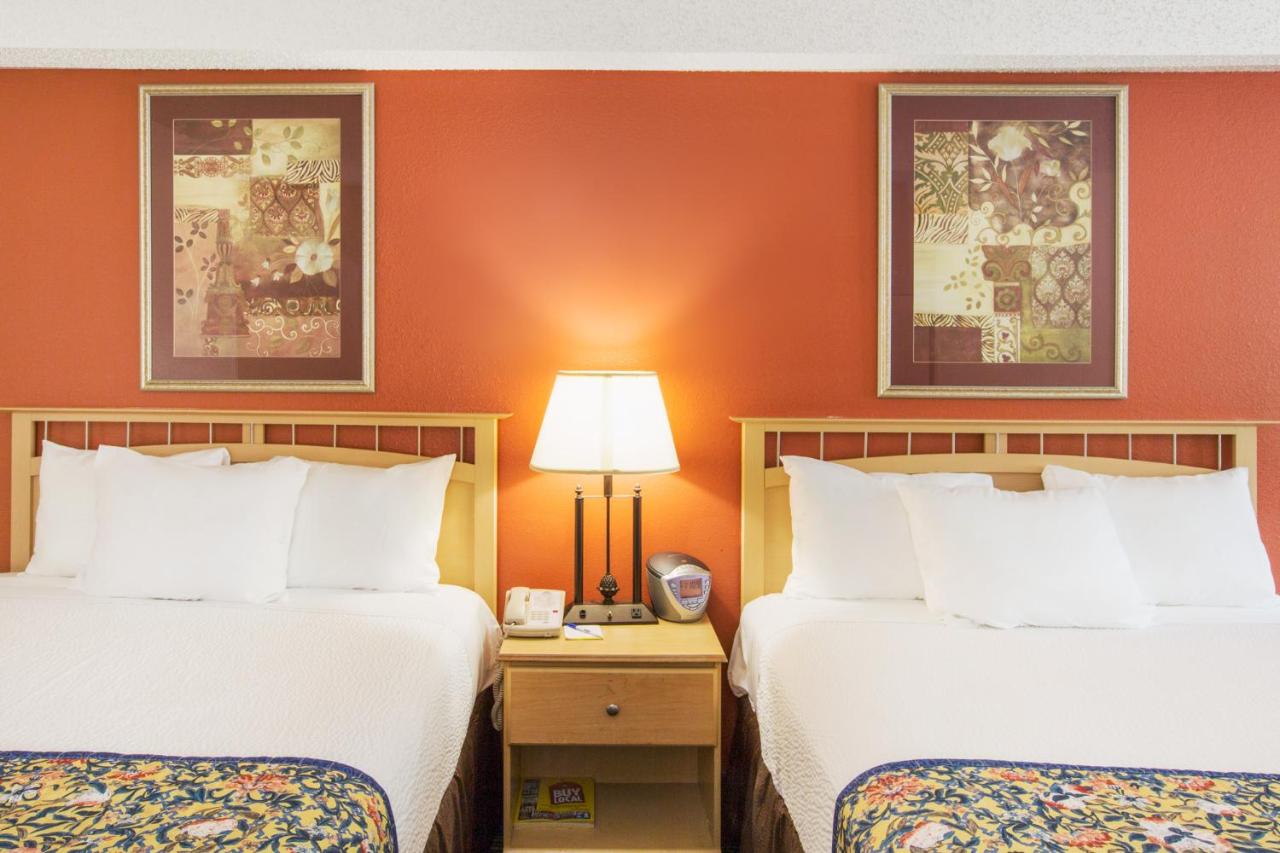 Queen Room with Two Queen Beds - Mobility/Hearing Access/Non-Smoking at Days Inn by Wyndham Fremont