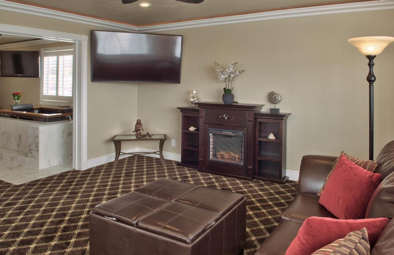 | Lovers Point Inn