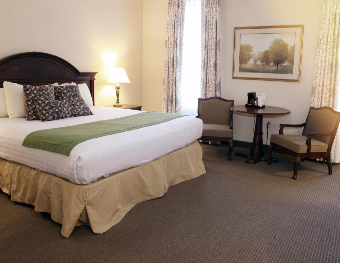 Club Queen Room at The Conwell Inn