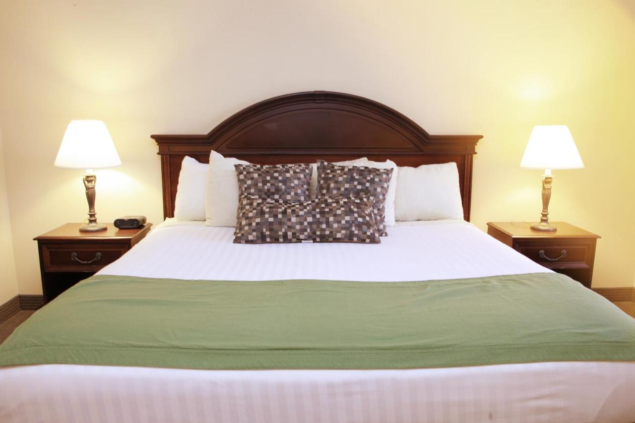Club Queen Room at The Conwell Inn