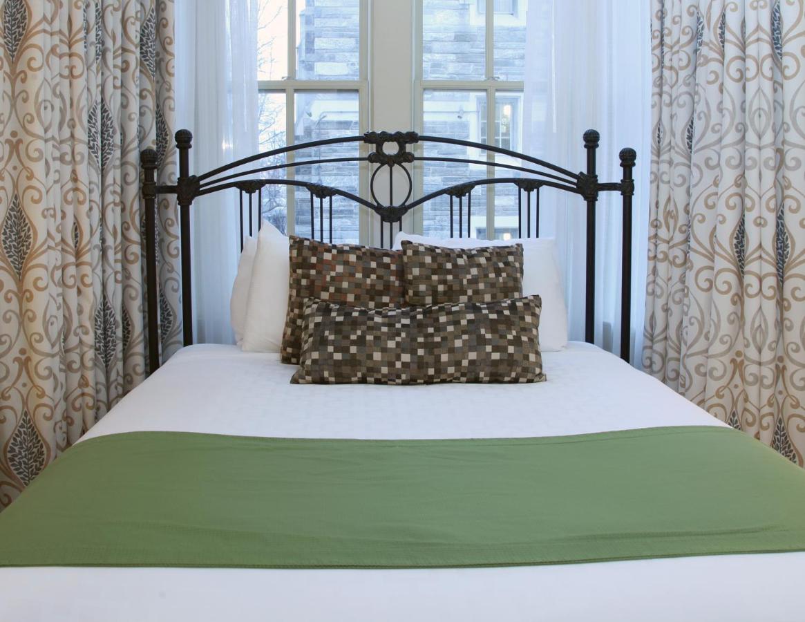 Club Queen Room at The Conwell Inn