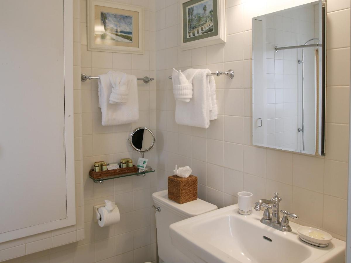 Deluxe King Studio with Kitchen - 118B at Harbor House Inn