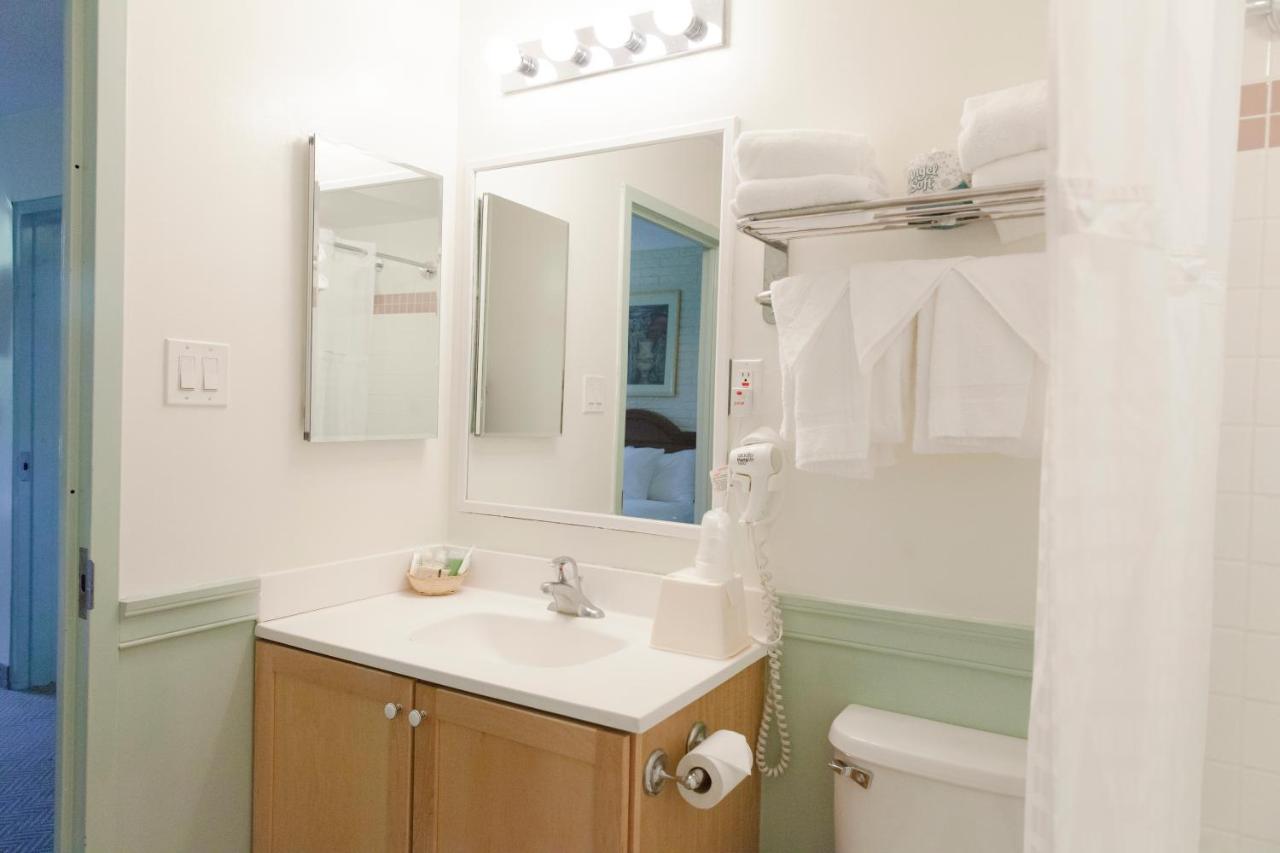 Queen Room - Non-Smoking at Inns Of Virginia - Arlington