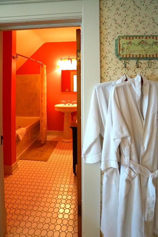 | Rose Heart Inn
